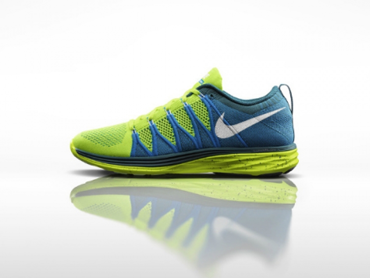 ナイキ「ナイキフライニットルナ2」