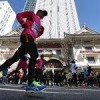 歌舞伎座前走るランナー＝東京マラソン