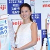 江角マキコ、超ミニワンピースで美脚披露し｢子どもと遊ぶだけで運動になる｣
