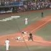 【衝撃野球動画】打った本人もビックリ！ ショートゴロがランニングホームランとなる珍プレーが発生!!
