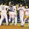 喜ぶヤクルトナイン＝プロ野球