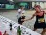 仏シャトー巡りマラソン、給水所ではワインを提供