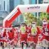 真夏の豪州、大勢のサンタ快走／チャリティーマラソン